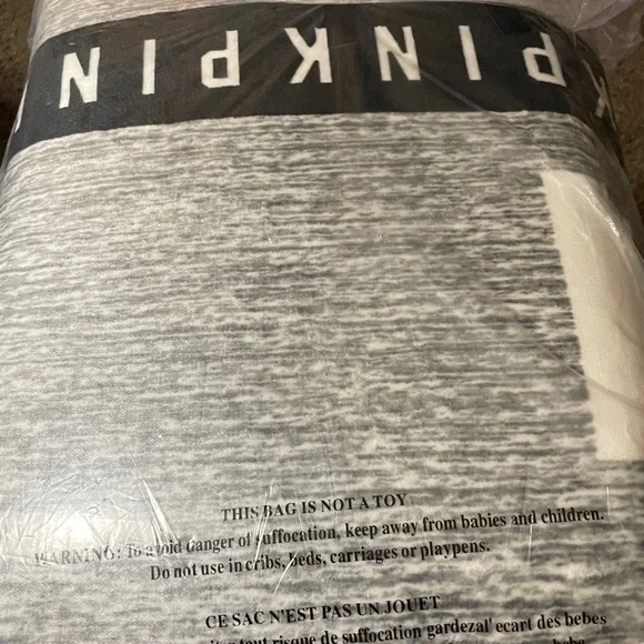 Pink Victoria’s Secret Sherpa blanket BNIB - Picture 3 of 5